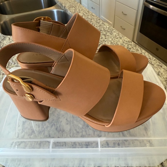 Aerosoles Size 6.5 Camera Sandal - Picture 2 of 7